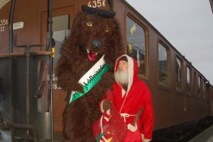 Nikolaus und Lößnitzdackel waren bei den Fahrten mit im Zug